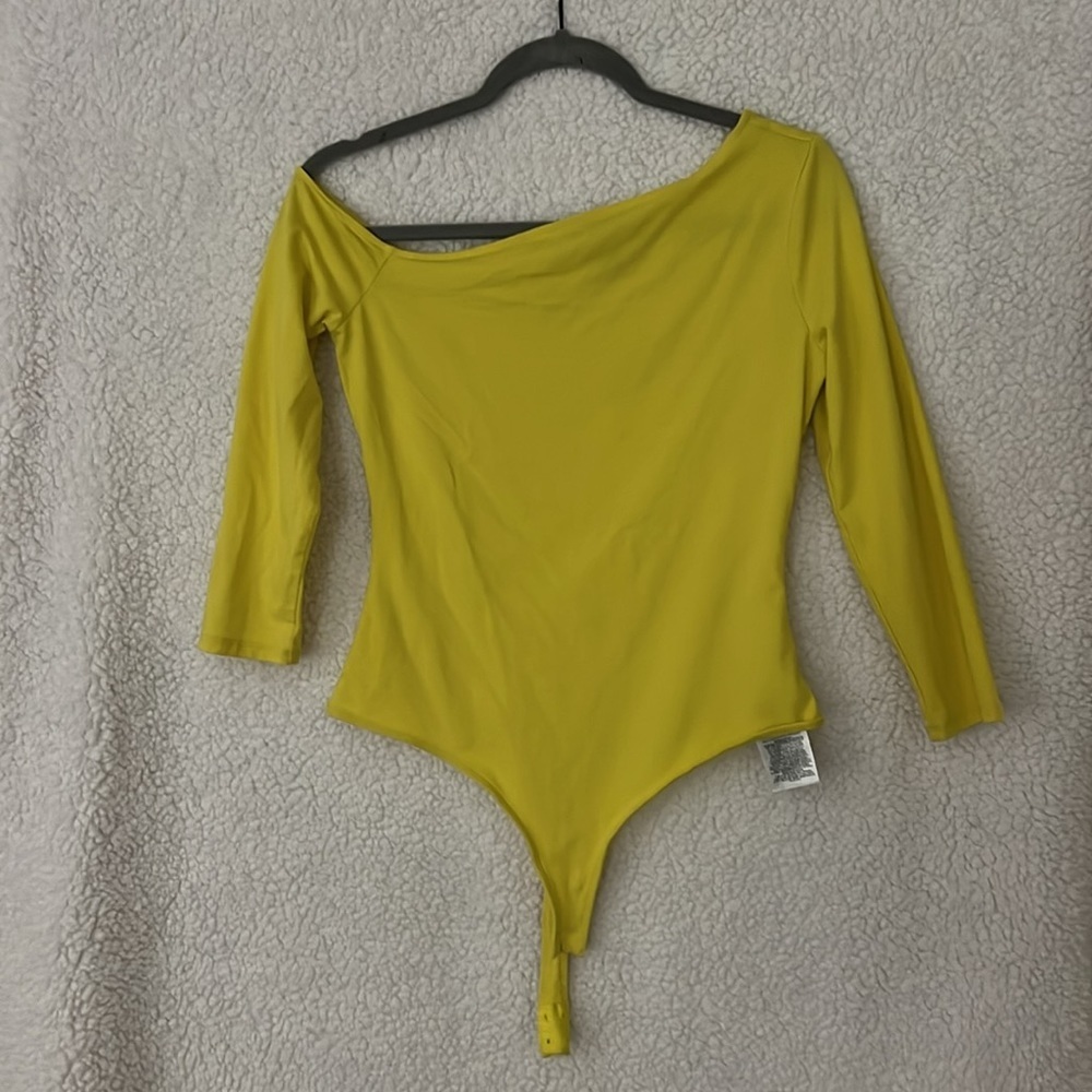 GUESS Los Angeles Yellow Off Shoulder Bodysuit Size M - Picture 4 of 6
